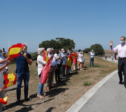 Sus Majestades los Reyes reciben el afectuoso saludo del público asistente