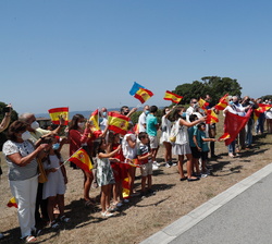 Don Felipe hace un alto en su recorrido para devolver el saludo a los más jóvenes presentes
