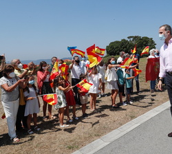 Sus Majestades los Reyes son saludados por el público presente
