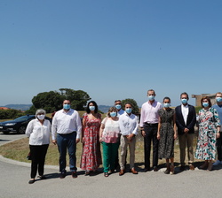 Sus Majestades los Reyes acompañados por una representación de sanitarios del Hospital de Cabueñes, centro de referencia COVID-19 en Gijón