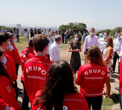Don Felipe y Doña Letizia, conversan con el Real Grupo de Cultura Covadonga y su presidente Don Antonio Corripio