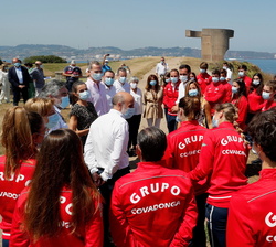 Sus Majestades los Reyes conversan con los miembros del Real Grupo de Cultura Covadonga