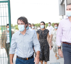 Don Felipe y Doña Letizia comienzan la visita al Museo y Circuito Fernando Alonso guiados por el mismo Fernando Alonso