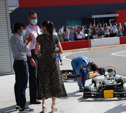 Sus Majestades los Reyes acompañados de Fernando Alonso observan el funcionamiento del Circuito de Karting