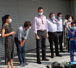 Sus Majestades los Reyes acompañados de Fernando Alonso observan el funcionamiento del Circuito de Karting