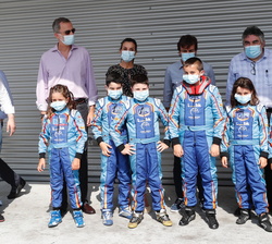 Don Felipe y Doña Letizia acompañados del ministro de Cultura y Deportes, Fernando Alonso y los niños que han disfrutado del Circuito de Karting.