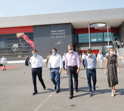 Sus Majestades los Reyes continuan la visita dirigiendose a la Carpa de Educación Vial