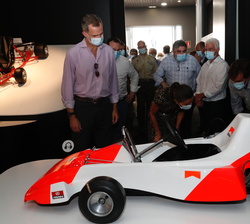 Don Felipe y Doña Letizia en su visita al Museo y Circuito Fernando Alonso presentado por el mismo