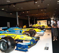 Don Felipe y Doña Letizia en su visita al Museo y Circuito Fernando Alonso presentado por el mismo
