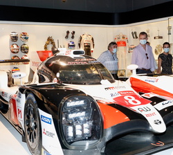 Don Felipe y Doña Letizia en su visita al Museo y Circuito Fernando Alonso presentado por el mismo