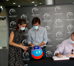 Don Felipe firma el libro de Honor del "Museo y Ciricuito Fernando Alonso" en presencia de Doña Letizia y Fernando Alonso