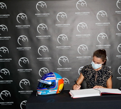 Doña Letizia firma el libro de Honor del "Museo y Ciricuito Fernando Alonso" 