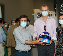 Sus Majestades los Reyes reciben de Fernando Alonso su casco autografíado