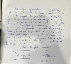Detalle de la dedicatoria de Sus Majestades los Reyes en el Libro de Honor del "Museo y Circuito Fernando Alonso"