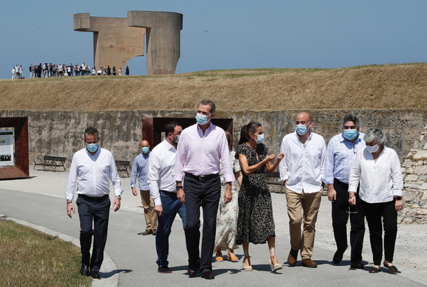 Don Felipe y Doña Letizia finalizan su recorrido por la exposición quedando el "Elogio del Horizonte" de fondo
