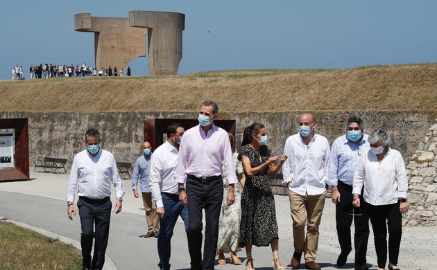 Don Felipe y Doña Letizia finalizan su recorrido por la exposición quedando el "Elogio del Horizonte" de fondo