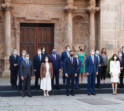 Fotografía de grupo de Su Majestad el Rey junto los presidentes autonómicos asistentes a la Conferencia de Presidentes Autonómicos
