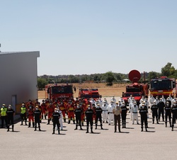 Fotografía de grupo de Su Majestad el Rey junto al personal de la UME