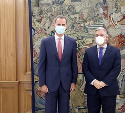 Su Majestad el Rey junto al Ministro de Relaciones Exteriores de la República Oriental del Uruguay, Francisco Bustillo Bonasso