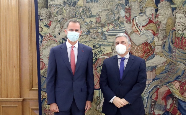 Su Majestad el Rey junto al Ministro de Relaciones Exteriores de la República Oriental del Uruguay, Francisco Bustillo Bonasso