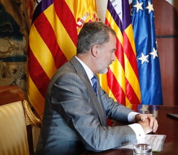 Su Majestad el Rey durante la conversacion por videoconferencia con el alcalde de Palma, José Francisco Hila Vargas