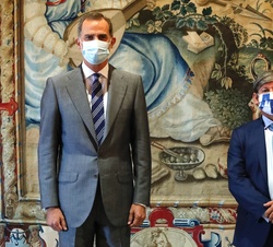 Su Majestad el Rey junto al presidente del Parlamento de las Illes Balears, Vicenç Thomàs i Mulet