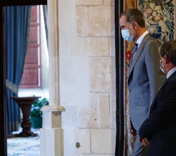 Don Felipe y el Sr. Thomàs se dirigen al despacho donde tiene lugar la audiencia