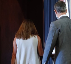 Don Felipe y la Sra. Armengol se dirigen al despacho donde tiene lugar la audiencia