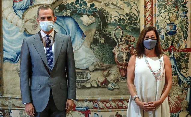 Su Majestad el Rey junto a la presidenta del Govern de les Illes Balears, Francina Armengol i Socias