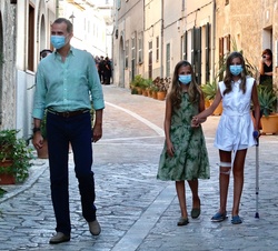 Sus Majestades los Reyes y Sus Altezas Reales la Princesa de Asturias y la Infanta Doña Sofía a su llegada a Petra