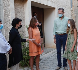 Don Felipe y Doña Letizia y sus hijas Doña Leonor y Doña Sofía durante los saludos de bienvenida a su llegada a Petra