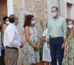 Don Felipe y Doña Letizia y sus hijas Doña Leonor y Doña Sofía conversan con los vecinos de Petra