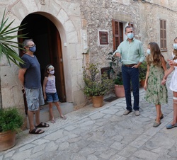 Los Reyes y Sus Altezas Reales conversan con los vecinos durante su recorrido por Petra