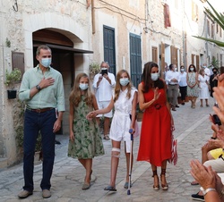 Don Felipe y Doña Letizia y sus hijas Doña Leonor y Doña Sofía reciben el saludo de los vecinos de Petra