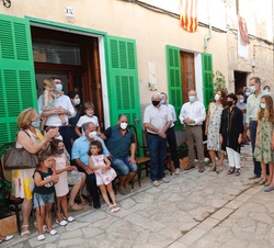 Los Reyes y Sus Altezas Reales con los vecinos de Petra