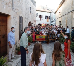 Los Reyes y Sus Altezas Reales reciben el saludo de los vecinos de Petra a la salida de la casa familiar de Fray Junípero Serra