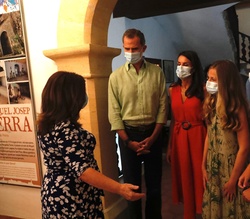 Don Felipe y Doña Letizia y sus hijas Doña Leonor y Doña Sofía en el museo sobre Fray Junípero Serra