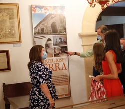 Los Reyes y Sus Altezas Reales durante su visita al museo sobre Fray Junípero Serra