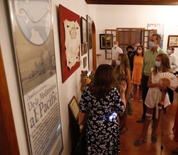 Los Reyes y Sus Altezas Reales durante el ecorrido por el museo