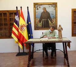 Su Majestad el Rey firma en el Libro de Honor del museo sobre Fray Junípero Serra