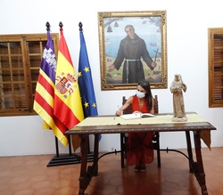 Su Majestad la Reina firma en el Libro de Honor del museo sobre Fray Junípero Serra