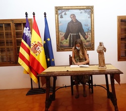 Firma en el Libro de Honor del museo sobre Fray Junípero Serra de Su Alteza Real la Princesa de Asturias