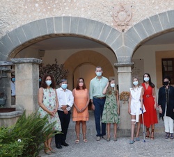 Sus Majestades los Reyes y Sus Altezas Reales la Princesa de Asturias y la Infanta Doña Sofía junto a las autoridades tras su vista al museo sobre Fra