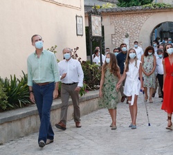 Don Felipe y Doña Letizia y sus hijas Doña Leonor y Doña Sofía se trasladan al Santuari de la Mare de Déu de Bonay