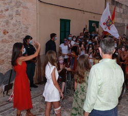 Don Felipe y Doña Letizia y sus hijas Doña Leonor y Doña Sofía reciben el saludo de los vecinos de Petra durante su recorrrido
