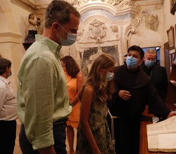 Los Reyes y Sus Altezas Reales durante su visita al convento