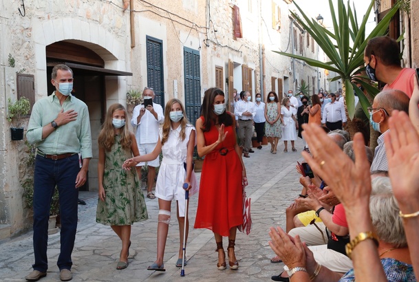 Don Felipe y Doña Letizia y sus hijas Doña Leonor y Doña Sofía reciben el saludo de los vecinos de Petra