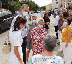 Sus Majestades los Reyes y Sus Altezas Reales la Princesa de Asturias y la Infanta Doña Sofía tras su llegada durante los saludos de bienvenida
