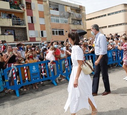 Don Felipe y Doña Letizia y sus hijas, Doña Leonor y Doña Sofía durante su llegada al Centro Socioeducativo Naüm Hermanas de la Caridad de San Vicente