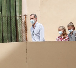 Don Felipe y Doña Letizia y sus hijas, Doña Leonor y Doña Sofía acceden al Centro Socioeducativo Naüm Hermanas de la Caridad de San Vicente de Paúl